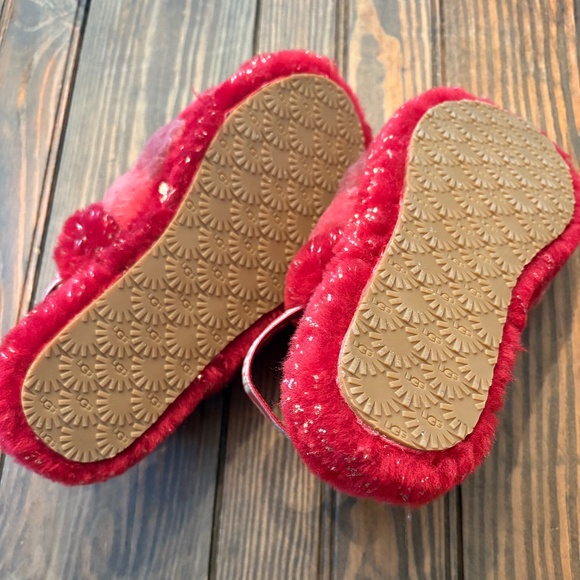 UGG fluff yeah in metallic red - Picture 5 of 7